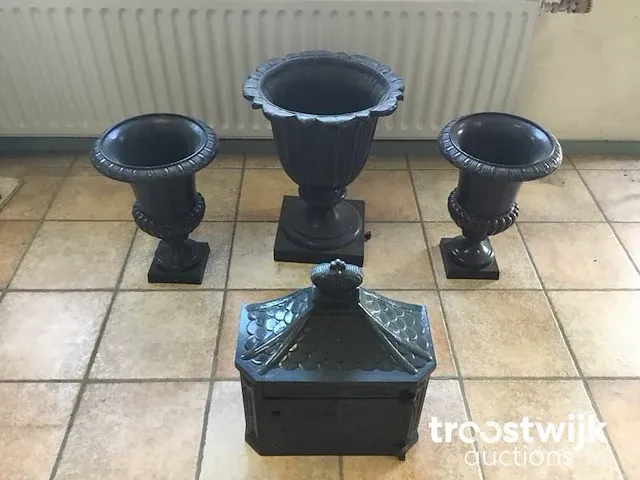 Bloempotten en brievenbus - afbeelding 1 van  3