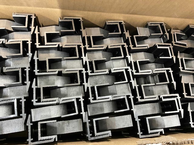 Blubase - aluminium eindklem 30 mm zwart tbv montage zonnepaneel (320x) - afbeelding 2 van  4