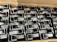 Blubase - aluminium eindklem 30 mm zwart tbv montage zonnepaneel (320x) - afbeelding 2 van  4