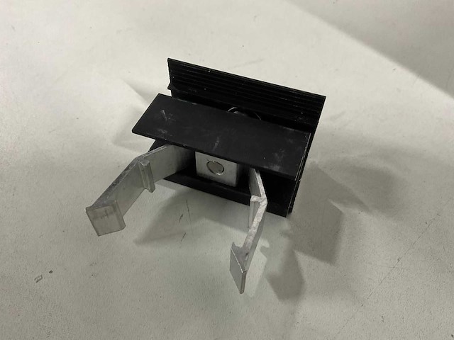 Blubase - aluminium eindklem 30 mm zwart tbv montage zonnepaneel (320x) - afbeelding 3 van  4
