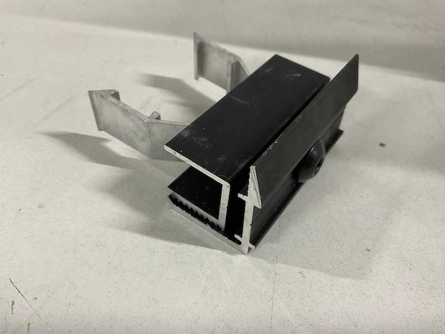 Blubase - aluminium eindklem 30 mm zwart tbv montage zonnepaneel (320x) - afbeelding 4 van  4
