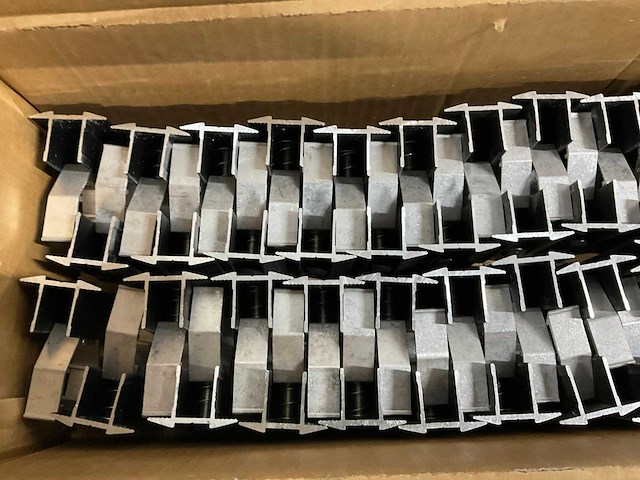 Blubase - aluminium eindklem zwart tbv montage zonnepaneel (380x) - afbeelding 2 van  4