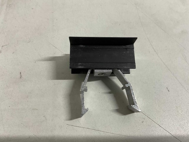 Blubase - aluminium eindklem zwart tbv montage zonnepaneel (380x) - afbeelding 3 van  4