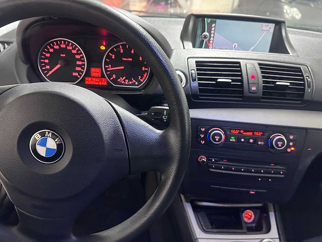 Bmw - 1-serie - 118i - 33-pjv-3 - afbeelding 2 van  17