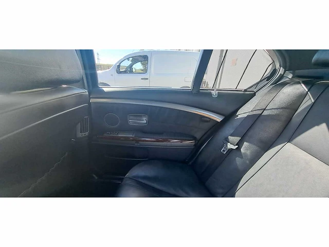 Bmw - 2002 - 7-serie - 745i executive e65 v8 - personenauto - afbeelding 15 van  26