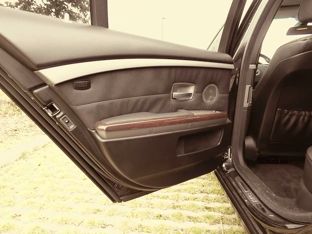 Bmw - 2004 - 735i - personenauto - afbeelding 2 van  33