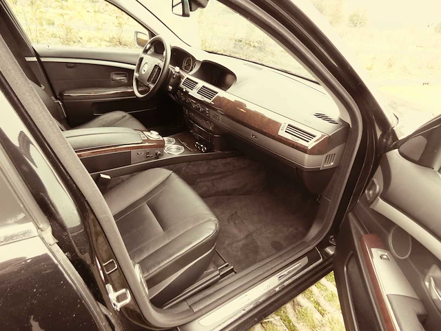 Bmw - 2004 - 735i - personenauto - afbeelding 7 van  33