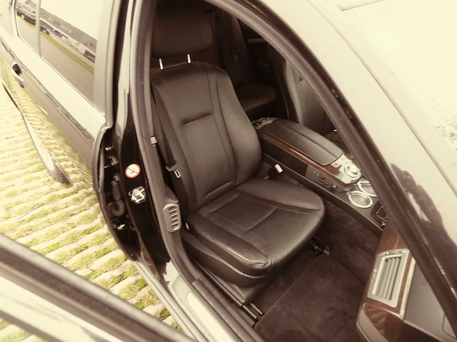 Bmw - 2004 - 735i - personenauto - afbeelding 8 van  33