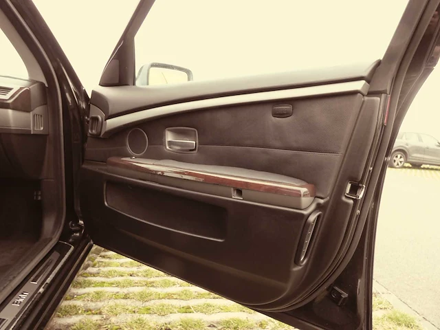 Bmw - 2004 - 735i - personenauto - afbeelding 9 van  33