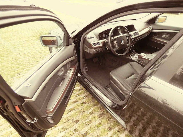 Bmw - 2004 - 735i - personenauto - afbeelding 10 van  33
