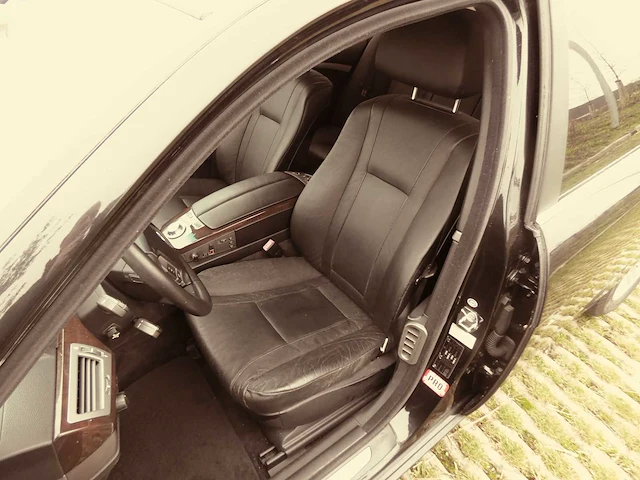 Bmw - 2004 - 735i - personenauto - afbeelding 11 van  33