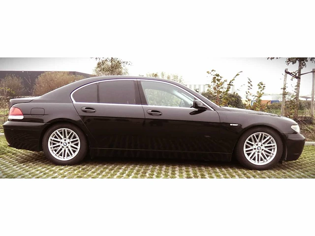 Bmw - 2004 - 735i - personenauto - afbeelding 1 van  33