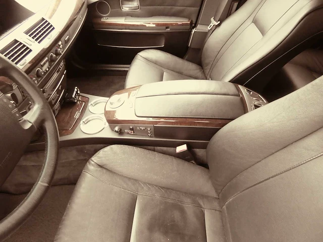 Bmw - 2004 - 735i - personenauto - afbeelding 15 van  33