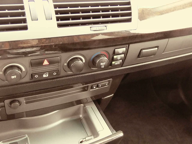 Bmw - 2004 - 735i - personenauto - afbeelding 22 van  33