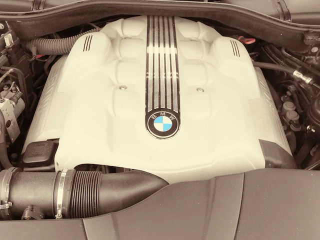 Bmw - 2004 - 735i - personenauto - afbeelding 27 van  33