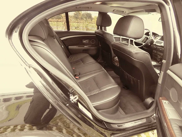 Bmw - 2004 - 735i - personenauto - afbeelding 31 van  33