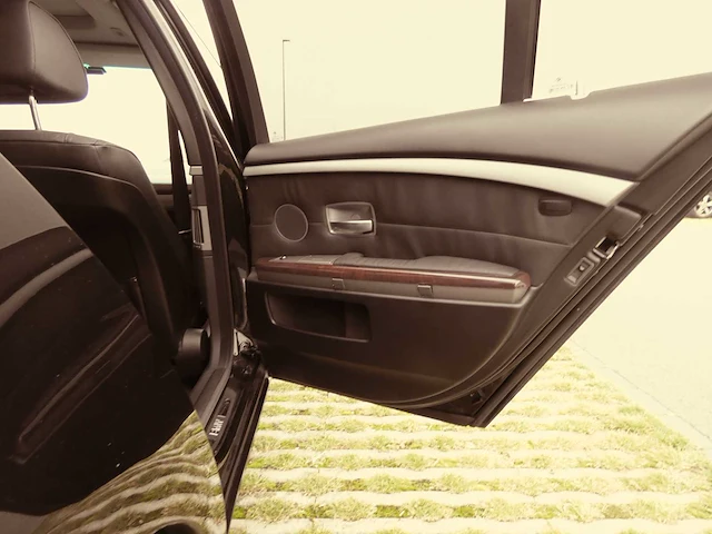 Bmw - 2004 - 735i - personenauto - afbeelding 32 van  33
