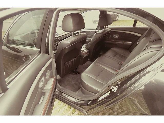 Bmw - 2004 - 735i - personenauto - afbeelding 33 van  33