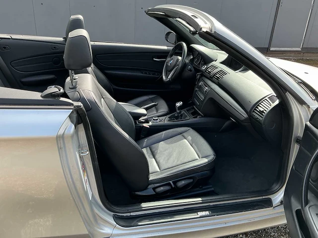 Bmw - 2009 - 1-serie cabrio - 118i - personenauto - afbeelding 2 van  10