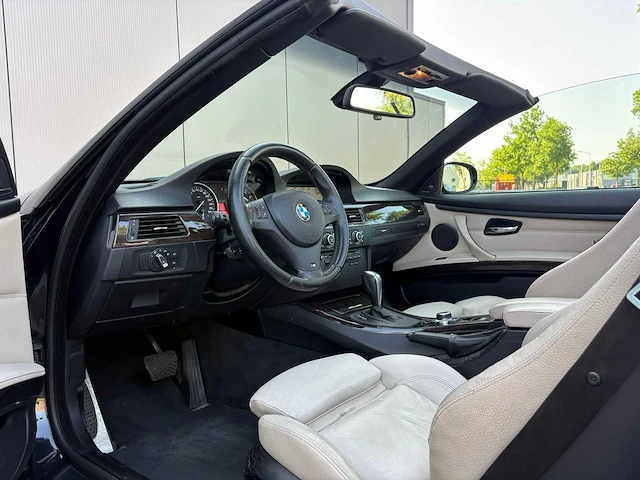 Bmw - 2011 - 3-serie cabrio - 325i sport edition - 26-rxs-8 - afbeelding 2 van  23