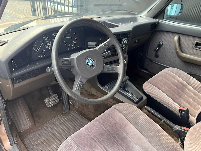 Bmw - 525 e - afbeelding 2 van  31