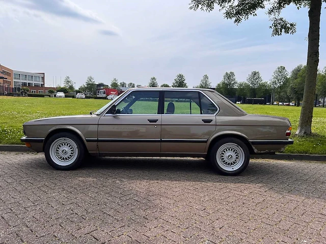 Bmw - 525 e - afbeelding 11 van  31