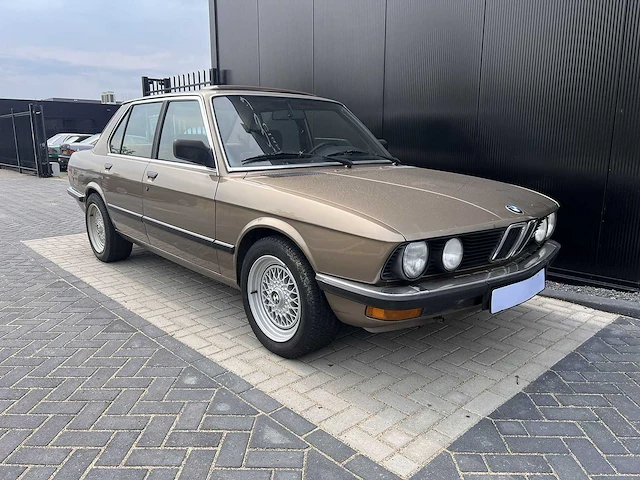 Bmw - 525 e - afbeelding 1 van  31