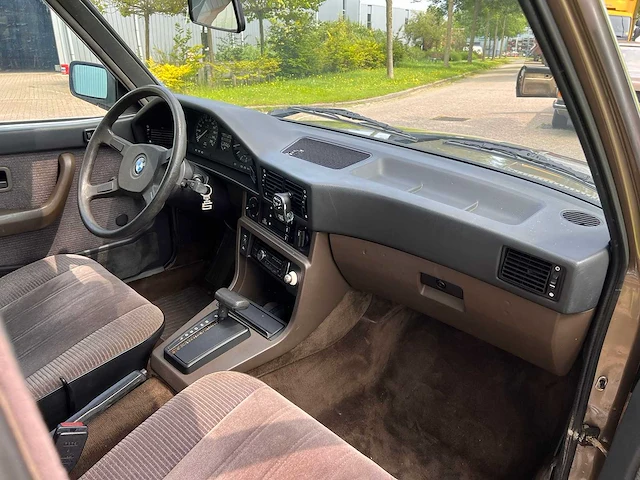 Bmw - 525 e - afbeelding 13 van  31