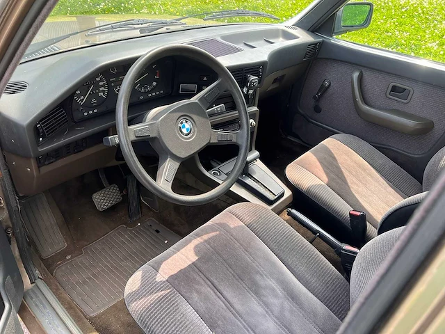 Bmw - 525 e - afbeelding 14 van  31