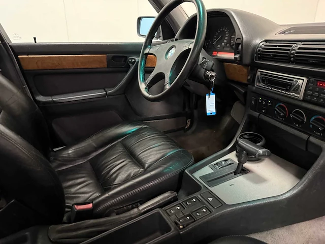 Bmw - 735i - oldtimer - 1986 - afbeelding 7 van  35