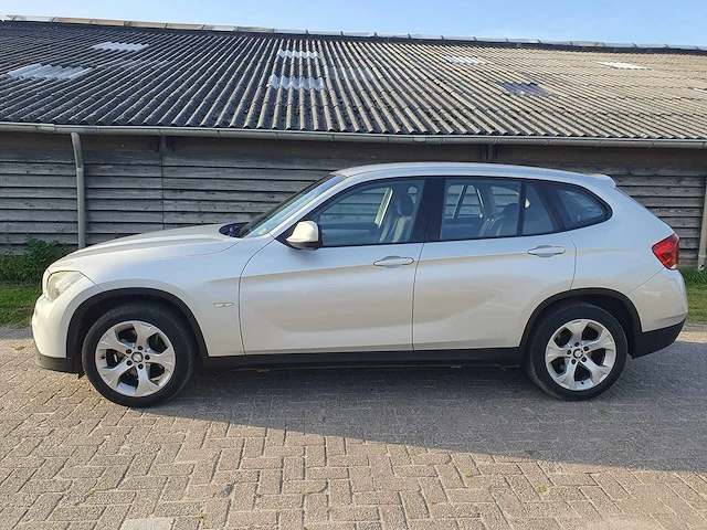 Bmw - x1 - sdrive18d executive - car - 2011 - afbeelding 2 van  21