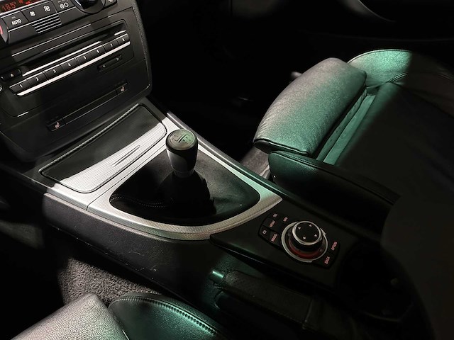 Bmw 130i 3.0 m-sport e87 265pk 2006 1-serie 5-deurs, 18-tb-kr youngtimer - afbeelding 18 van  39