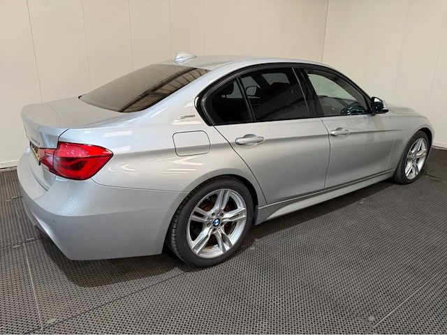 Bmw 3-serie - 330e - m uitgevoerd - personenauto - 2016 - afbeelding 2 van  32