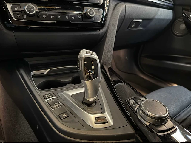 Bmw 3-serie - 330e - m uitgevoerd - personenauto - 2016 - afbeelding 8 van  32