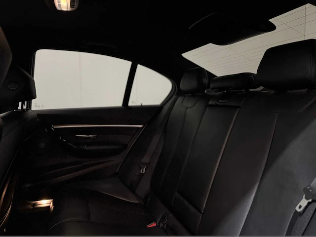 Bmw 3-serie - 330e - m uitgevoerd - personenauto - 2016 - afbeelding 13 van  32