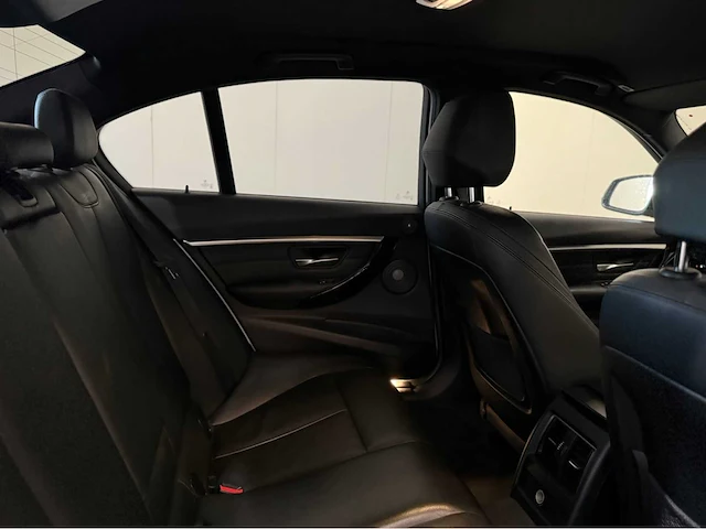 Bmw 3-serie - 330e - m uitgevoerd - personenauto - 2016 - afbeelding 14 van  32