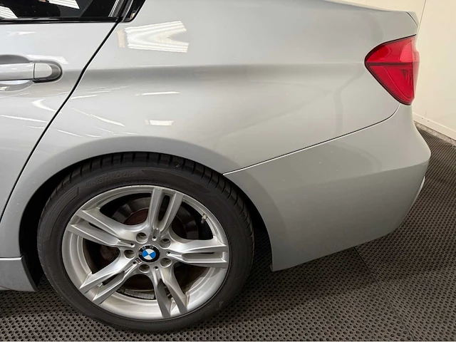 Bmw 3-serie - 330e - m uitgevoerd - personenauto - 2016 - afbeelding 25 van  32