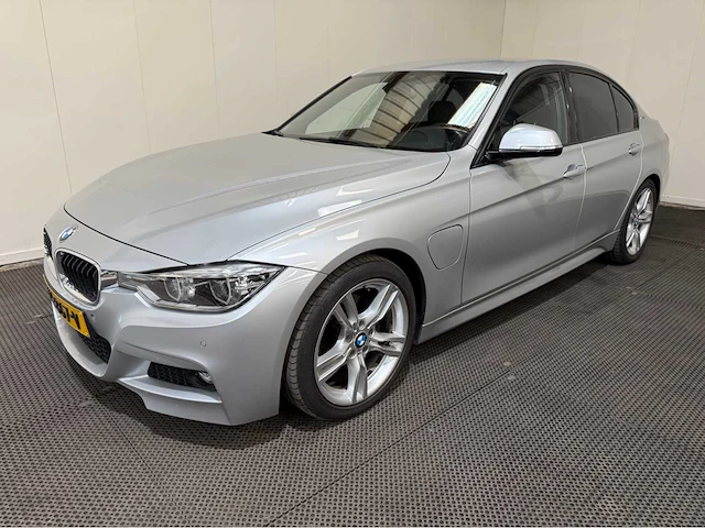 Bmw 3-serie - 330e - m uitgevoerd - personenauto - 2016 - afbeelding 23 van  32