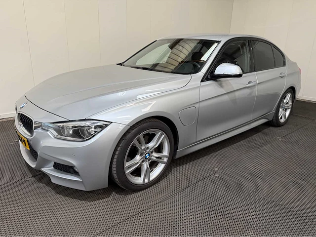 Bmw 3-serie - 330e - m uitgevoerd - personenauto - 2016 - afbeelding 27 van  32