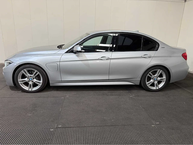 Bmw 3-serie - 330e - m uitgevoerd - personenauto - 2016 - afbeelding 29 van  32
