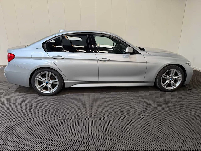 Bmw 3-serie - 330e - m uitgevoerd - personenauto - 2016 - afbeelding 31 van  32