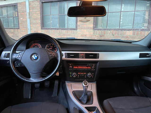 Bmw 3-serie 318i business line 143pk 2010, l-615-rn - afbeelding 13 van  46