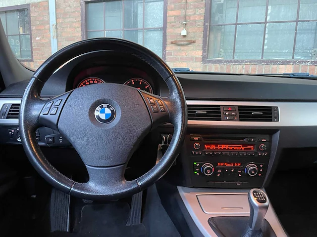 Bmw 3-serie 318i business line 143pk 2010, l-615-rn - afbeelding 14 van  46