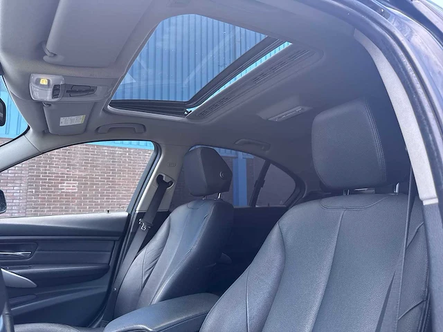Bmw 3-serie 320i executive car 2012| 64-xdj-7 - afbeelding 2 van  26