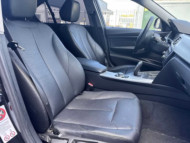 Bmw 3-serie 320i executive car 2012| 64-xdj-7 - afbeelding 18 van  26