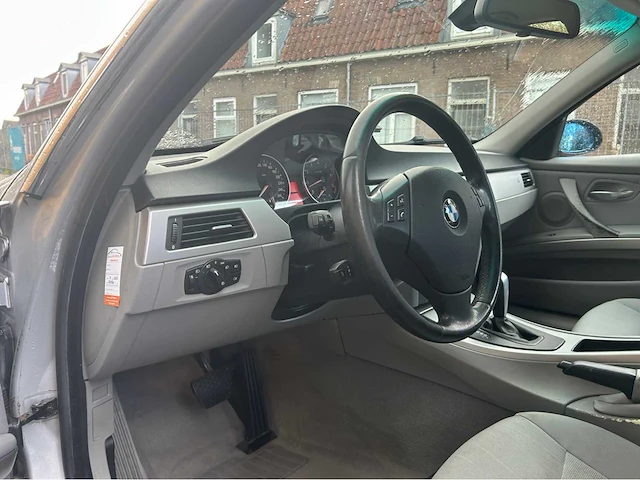 Bmw 3-serie 325i e90 personenauto - afbeelding 14 van  33