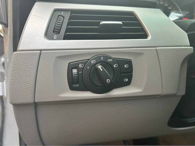 Bmw 3-serie 325i e90 personenauto - afbeelding 15 van  33