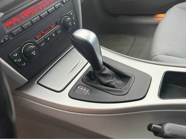 Bmw 3-serie 325i e90 personenauto - afbeelding 18 van  33