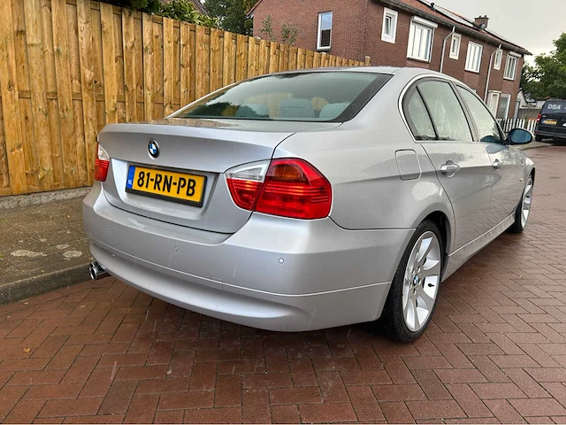 Bmw 3-serie 325i e90 personenauto - afbeelding 32 van  33