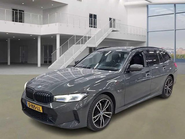 Bmw 3-serie touring 330e xdrive 2023 | s-105-ll - afbeelding 1 van  31